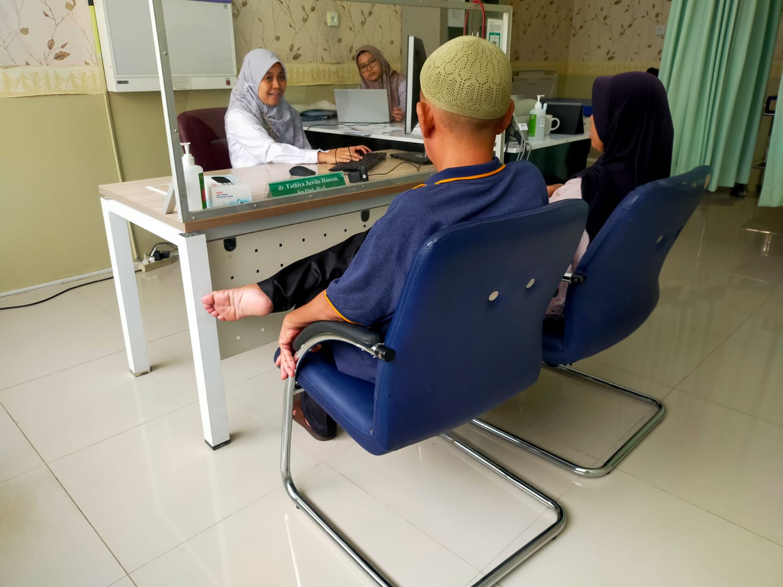 Pasien menjalani konsultasi awal radioterapi
